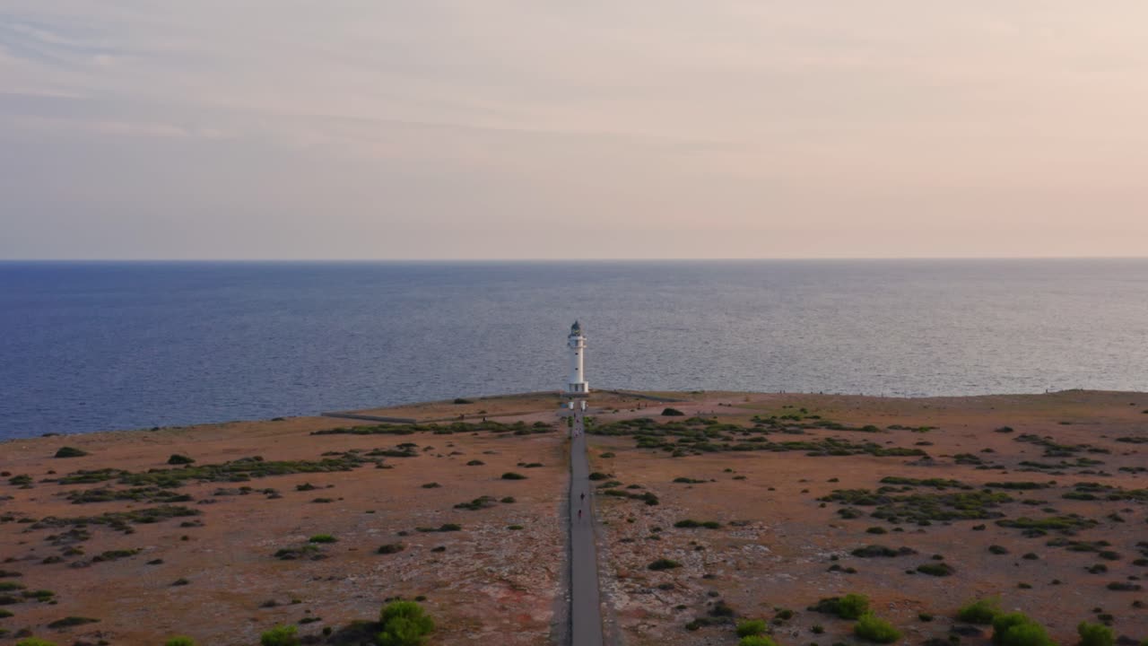 cúpula de faro, camino vacío en llanura seca y mar azul tranquilo