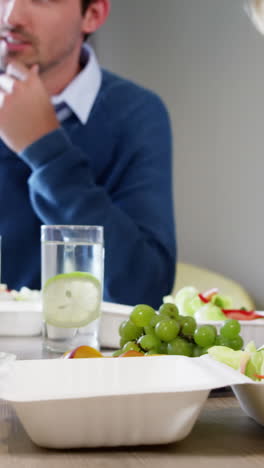 gente de negocios desayunando