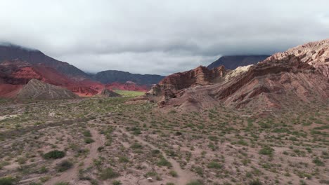 Rugged-landscape-of-Route-68,-Quebrada-de-las-Conchas-in-Cafayate,-Argentina-under-cloudy-skies