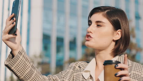 Mujer-Elegante-Usando-Un-Teléfono-Inteligente-Al-Aire-Libre.