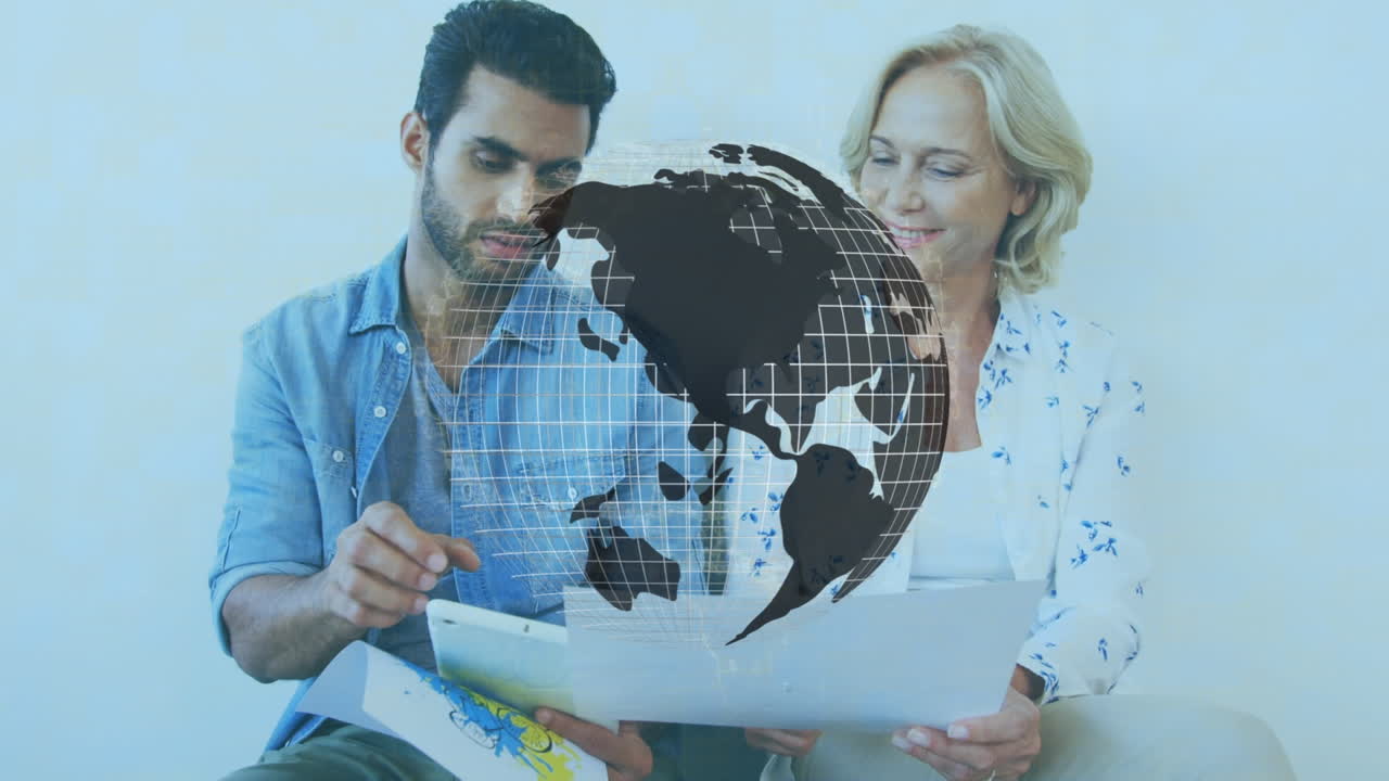 анимация вращающегося глобуса над различными мужчинами и женщинами, обсуждающими в офисе