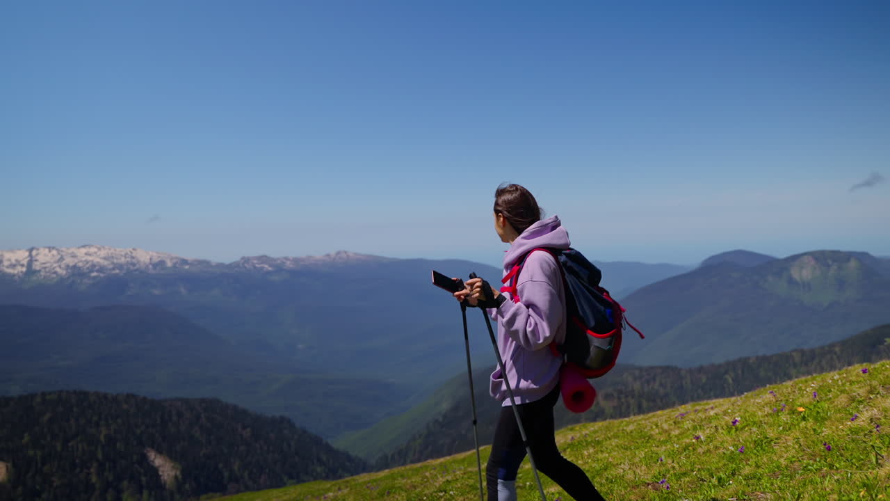 Mujer, excursión, en, montañas