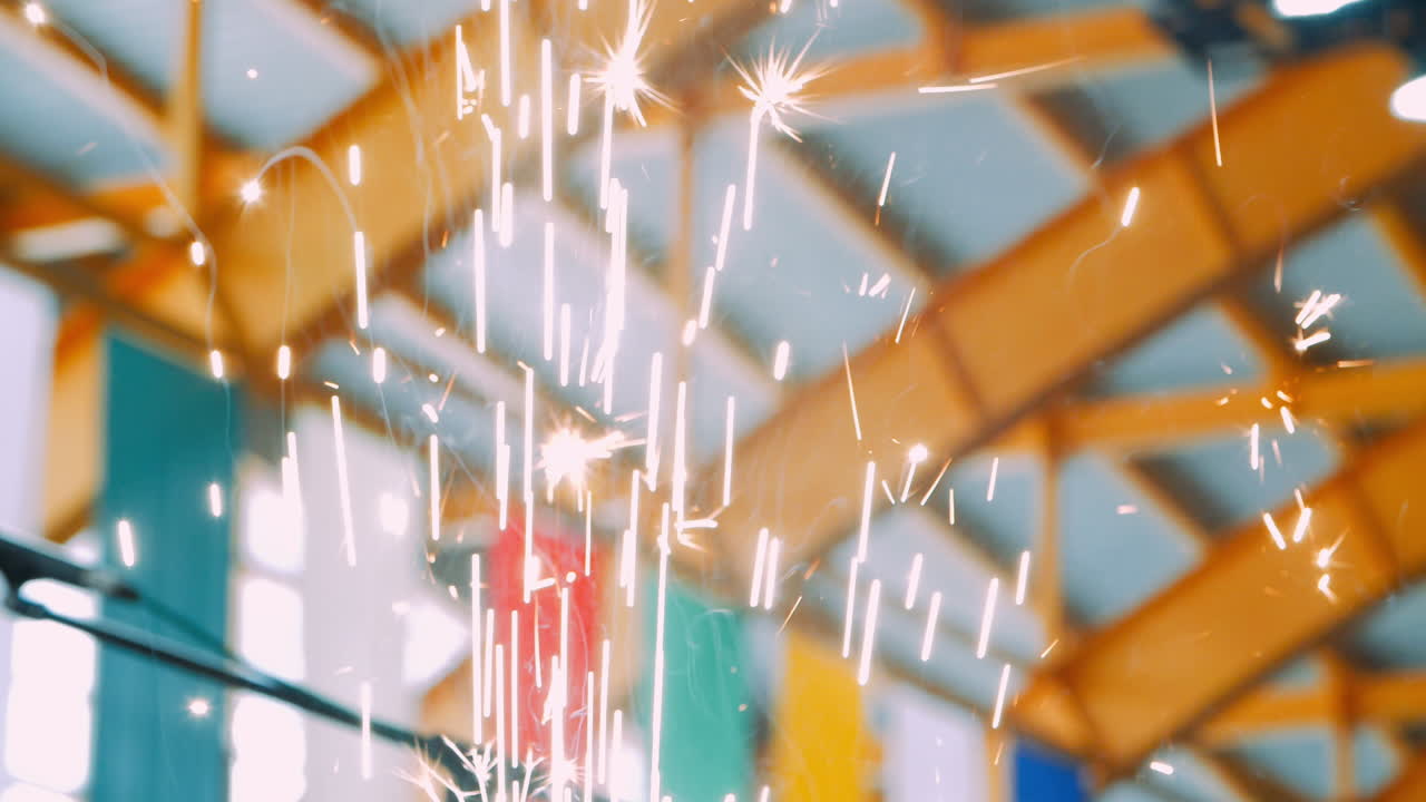 플랜트에서 금속을 절단하는 동안 밝은 불꽃의 흐름이 급격히 증가합니다.