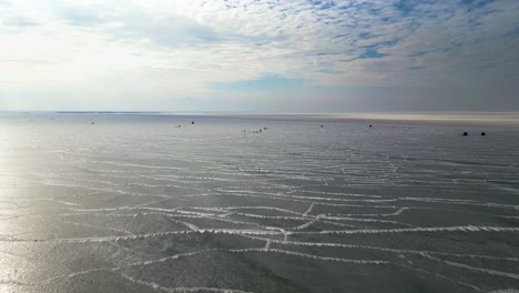 gente caminando y pescando en un lago congelado y pescando, textura helada y cielo azul, tiro aéreo de drones de 60 fps en el lago st clair