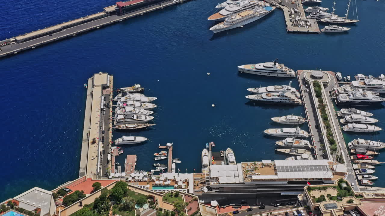 Monaco Aerea v23, vista a volo d'uccello, drone che sorvola i lussuosi quartieri turistici, catturando yacht ormeggiati a Port Hercule, famosi casinò e il paesaggio urbano del centro - Luglio 2021.