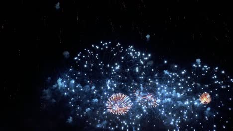 coloridos fuegos artificiales explotando en el cielo nocturno. celebraciones y eventos en colores brillantes.