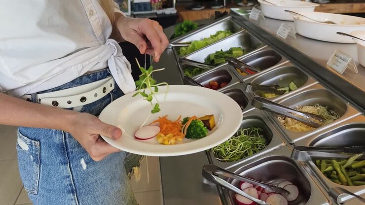 Donna al salad bar
