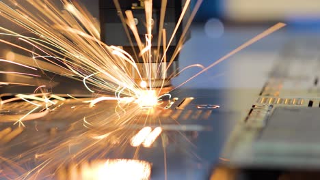 corte láser cnc de metal, tecnología industrial moderna.