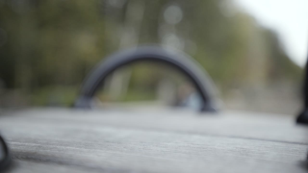 공원 의 나무 테이블 에 있는 카메라 렌즈