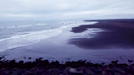 Eindringliche-Schöne-Antenne-über-Einem-Schwarzen-Sandstrand-In-Südisland