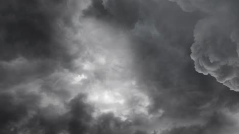 4k gruesas nubes oscuras en el cielo con tormentas eléctricas