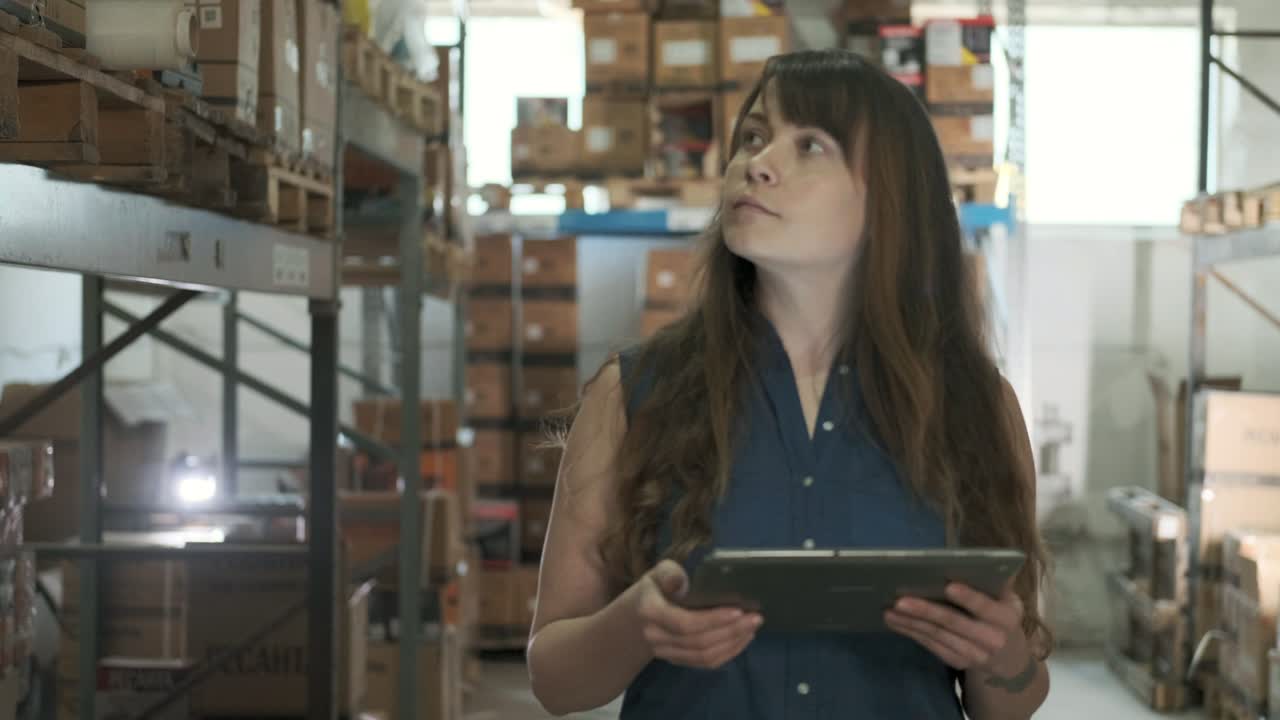 empleado trabaja en un almacén logístico para el almacenamiento de mercancías