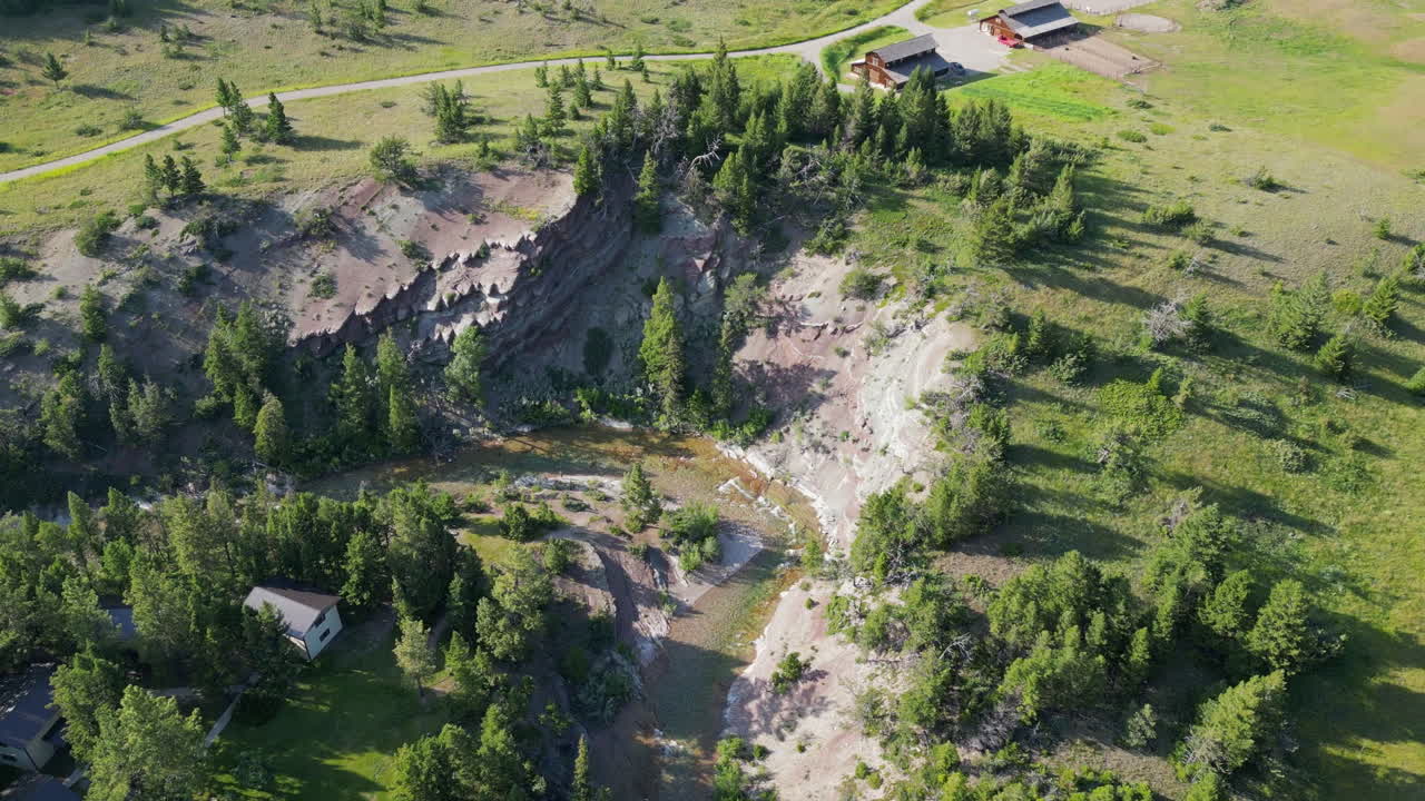 река на закате рядом с бассейном летнего лагеря