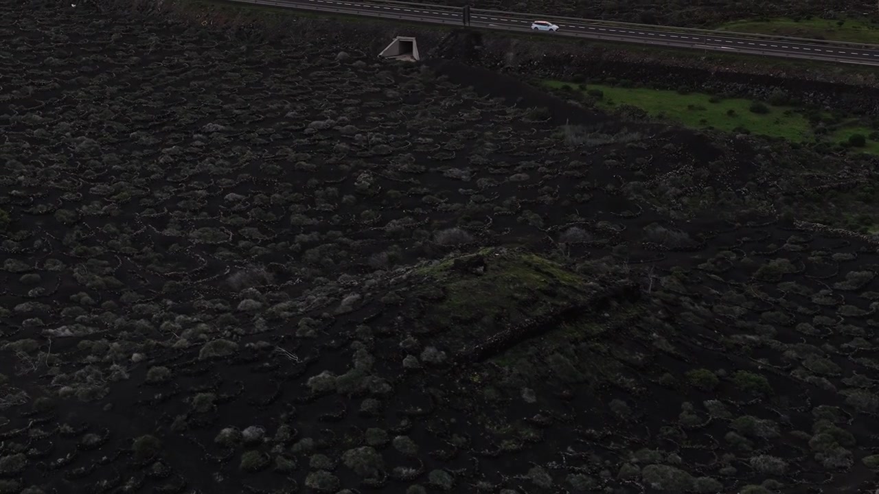 Esplorando il paesaggio vulcanico di Lanzarote in Spagna al tramonto.