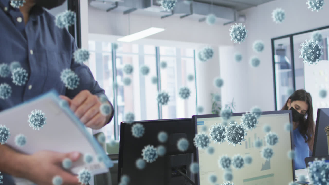 사무실에서 일하는 얼굴 마스크를 입은 다양한 동료들에 대한 코로나 바이러스 세포의 애니메이션