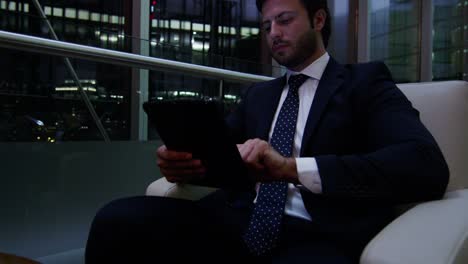 árabe hombre viajero de negocios tableta noche hotel atrio