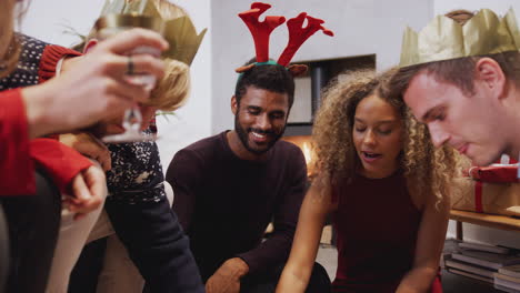 grupo de amigos jugando juegos de mesa después de disfrutar de la cena de navidad en casa