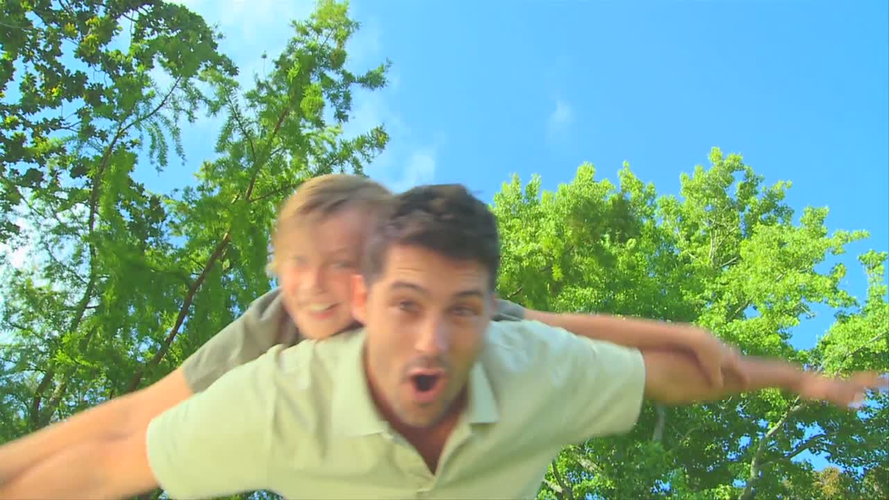 아들 과 함께 즐거움을 즐기는 젊은이