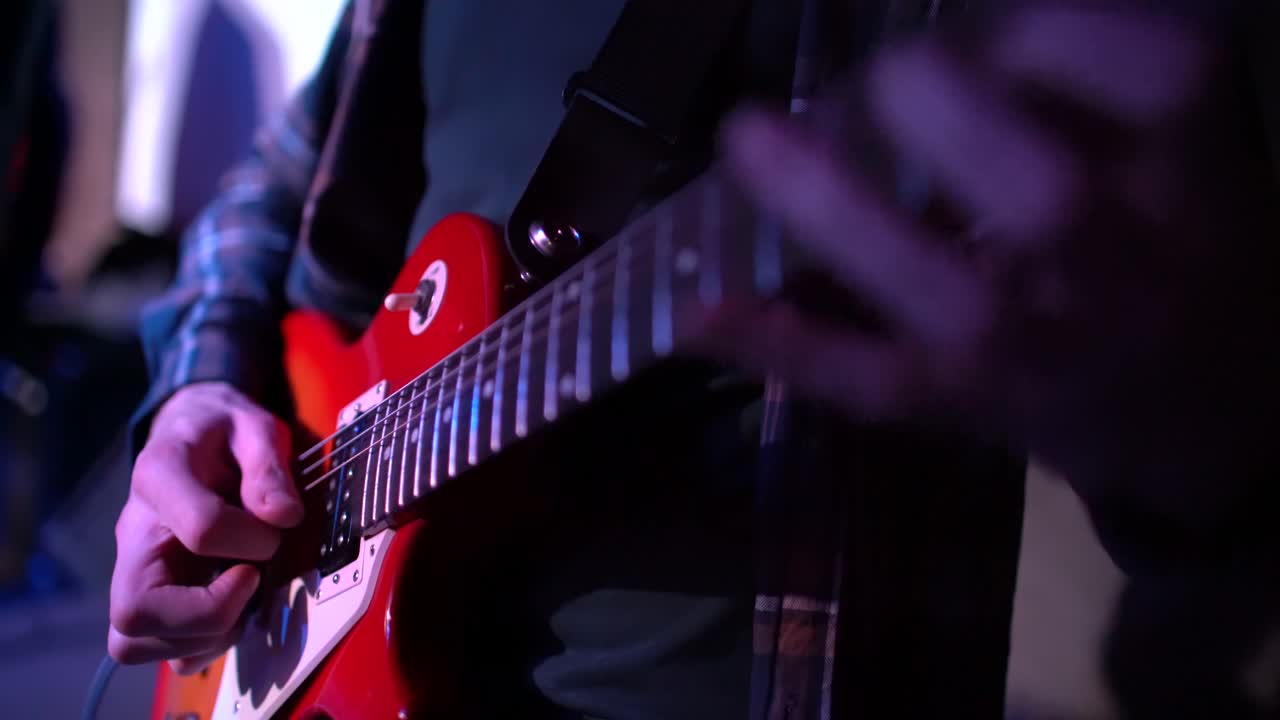 Band si esibisce sul palco