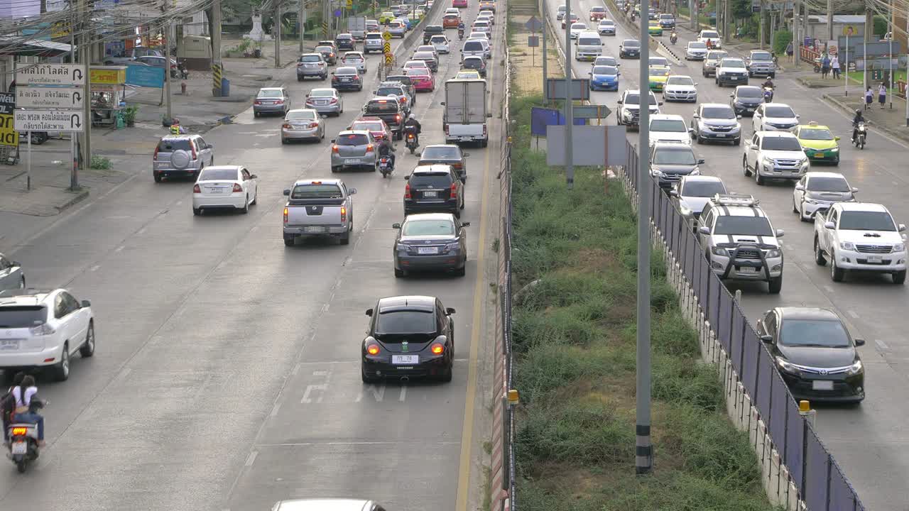 congestión de automóviles en la hora pico de la mañana