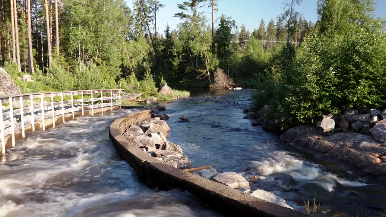 Vuoristopuron panorointi-timelapse Norjassa.