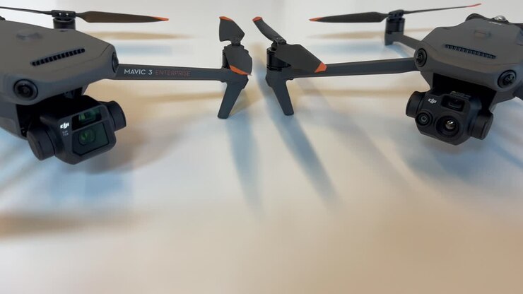 Aqui você vê o drone profissional DJI Mavic 3 Thermal Enterprise e o DJI Mavic 3 Enterprise de frente