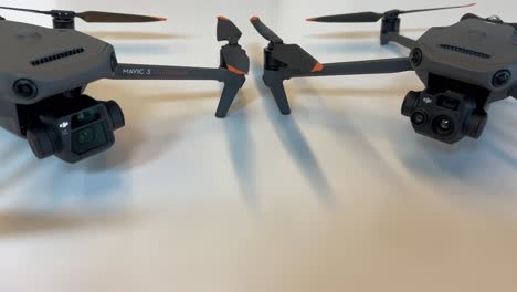 aquí se ve el dji mavic 3 thermal enterprise drone profesional y el dji mavic 3 enterprise desde el frente