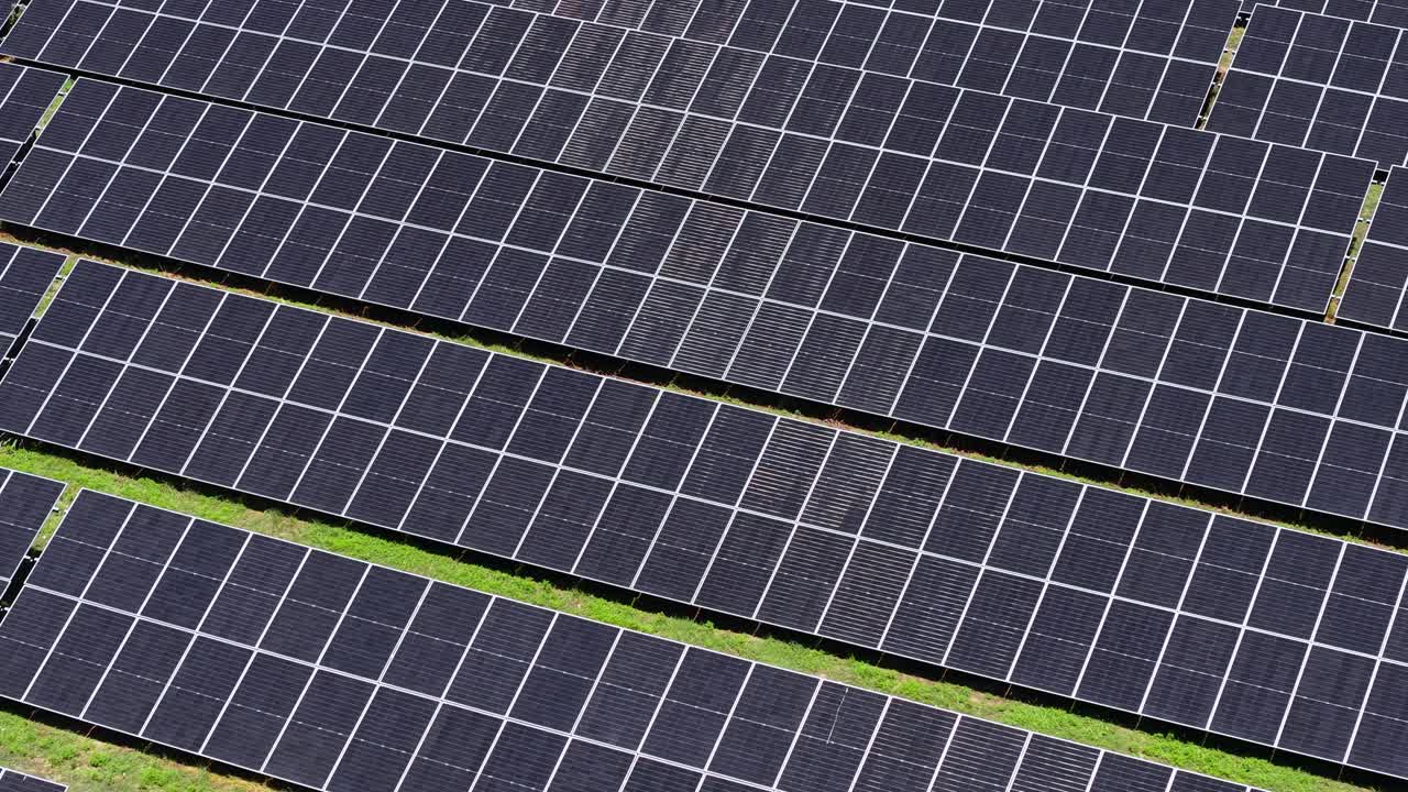 Pannello solare, in volo sopra una centrale solare in una giornata di sole, ripresa con drone