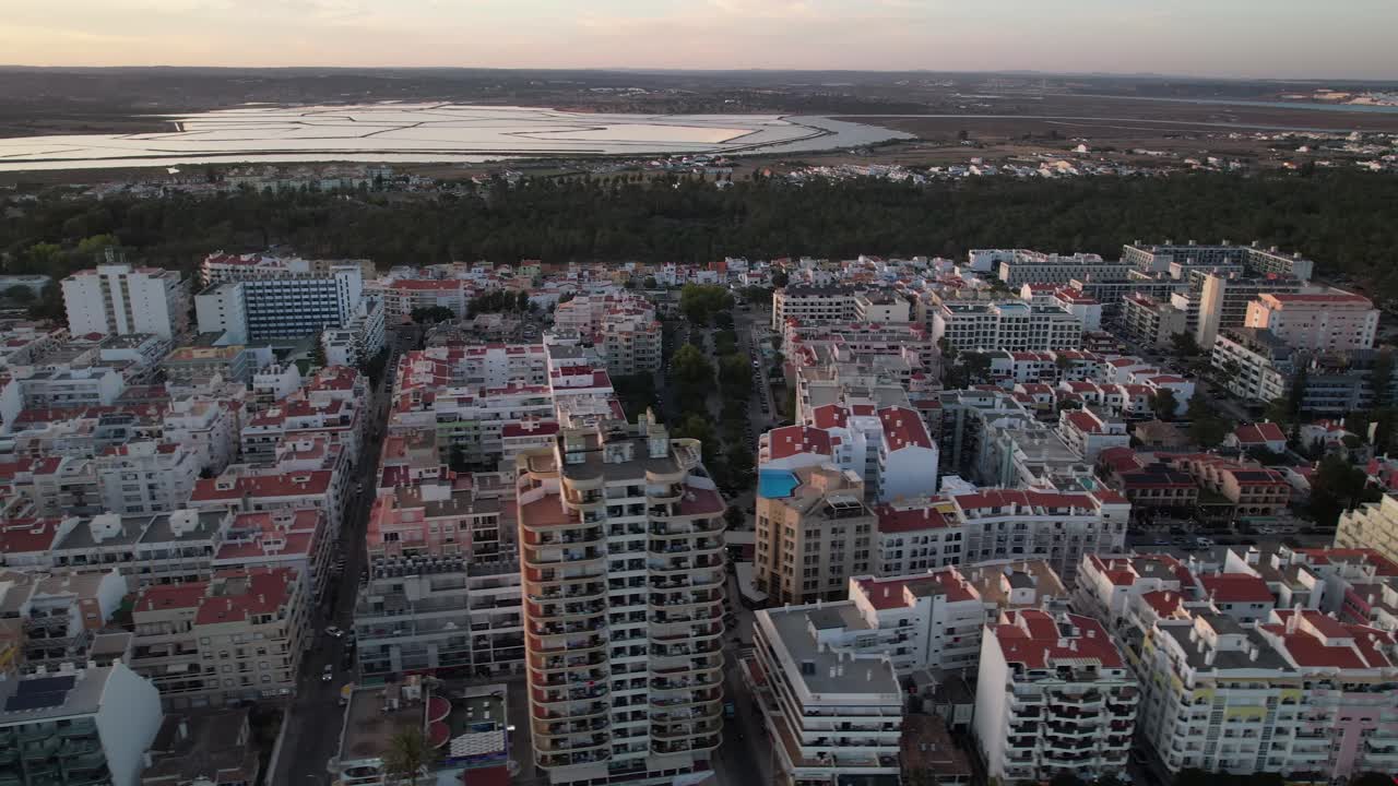 edificios de la ciudad al atardecer vista aérea