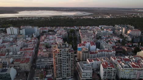 Stadtgebäude-Bei-Sonnenuntergang-Aus-Der-Luft