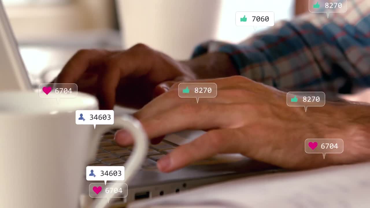 animación del procesamiento de datos de las redes sociales sobre el hombre caucásico usando computadora.