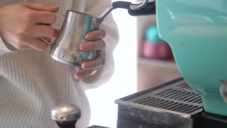 barista haciendo un latte