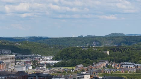 Ein-Zeitraffer-Der-Stadt-Namur-In-Belgien-Im-Monat-Juli,-Viele-Vorbeifahrende-Autos-Und-Bootsbauer-In-Bewegung