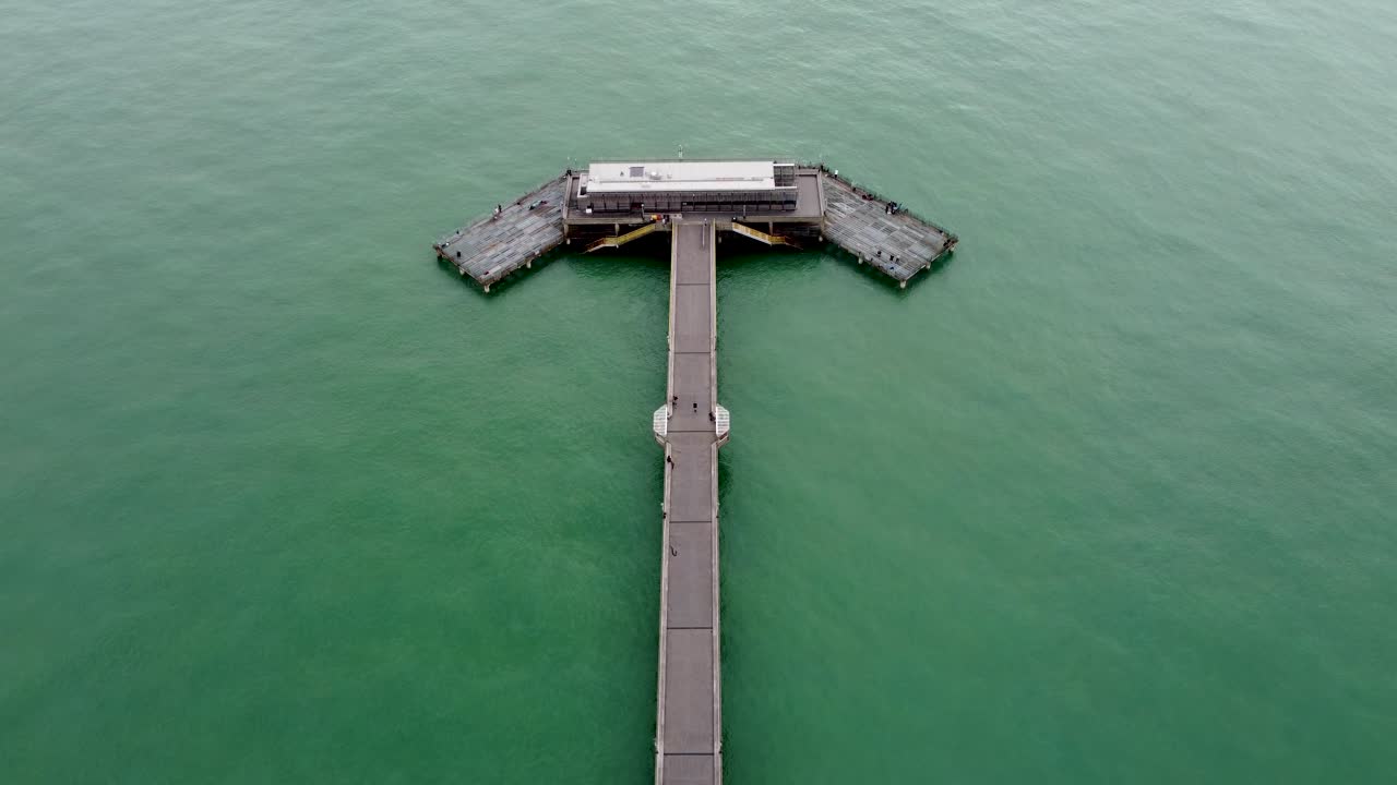 영국 켄트의 거래 부두 위로 천천히 날아가는 4k 드론 영상