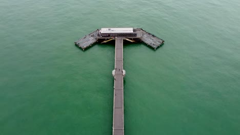 imágenes de drones de 4k volando lentamente sobre la parte superior del muelle de trato en kent, reino unido