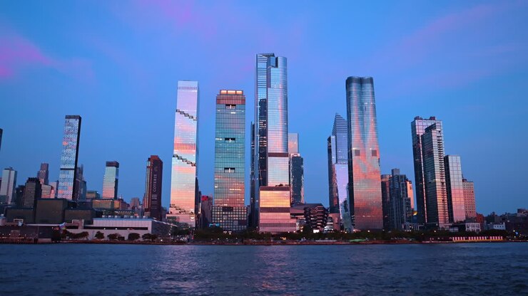 Nova Iorque, EUA, 7 de agosto de 2025: Horizonte e arranha-céus de Hudson Yards refletidos ao crepúsculo. Arranha-céus modernos de vidro de Hudson Yards em Manhattan