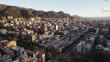 Una-Hermosa-Vista-De-Una-Ciudad-Con-Edificios-Altos-Entre-Colinas-En-Un-Día-Soleado