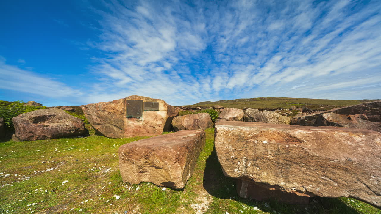 lapso de tiempo de la costa con nubes en movimiento y rocas de canto rodado en el punto de vista de la armada española en el condado de mayo en el camino atlántico salvaje en irlanda