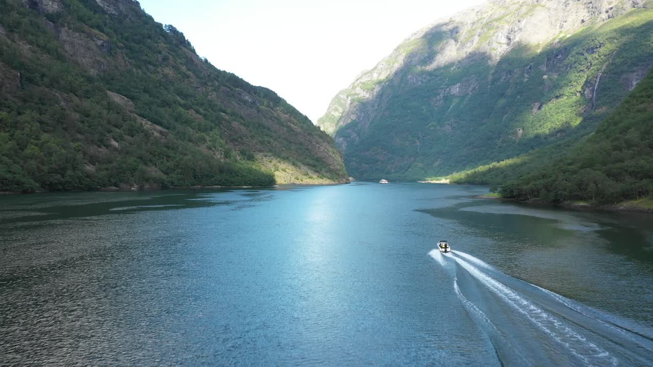 노르웨이 피요르드를 순항하는 쾌속정