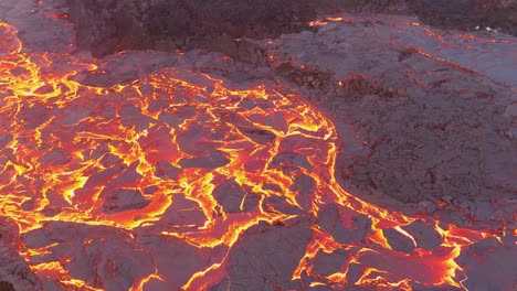 antena de drones de alto ángulo de arriba hacia abajo de campos de lava fundida con patrones abstractos en la erupción del volcán fagradalsfjall en islandia