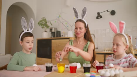 decoração de ovos de páscoa em família