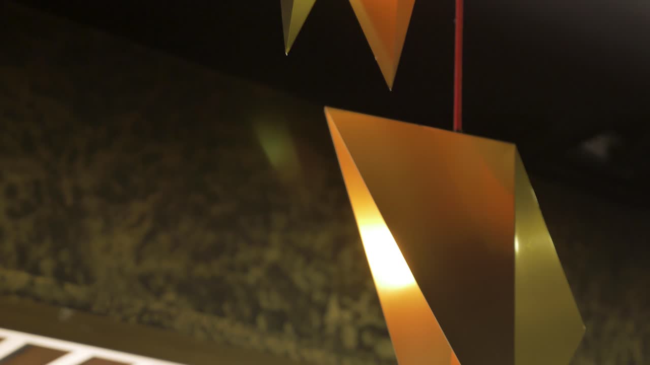 luces led colgantes inspiradas en origami de acero dorado anodizado personalizadas en formas plegadas angulares