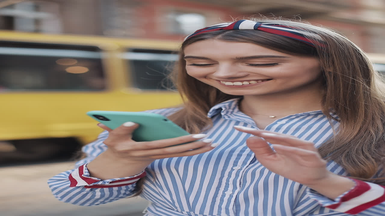 Giovane donna felice che invia un messaggio vocale sullo smartphone in città