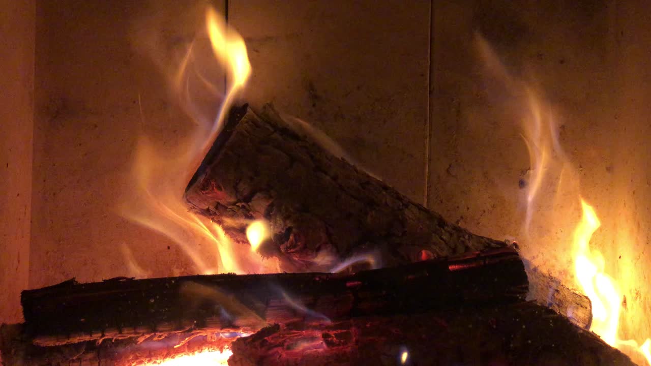 추운 겨울 동안 가정 난방 소박한 집에서 벽난로