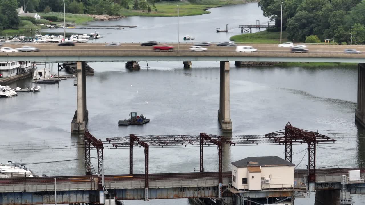 흐린 날에 ct에 있는 saugatuck 강 철도 교량의 조감도