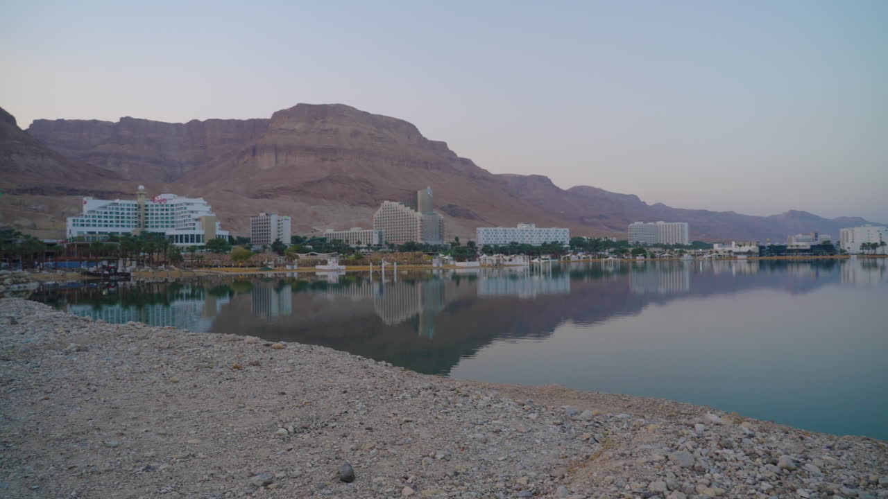 hoteles del mar muerto vista al mar y hermosos reflejos en el agua durante la puesta de sol