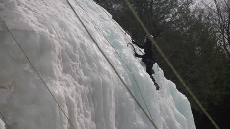 Una-Mujer-Llega-A-La-Cima-De-Una-Aventura-Extrema-De-Escalada-En-Hielo