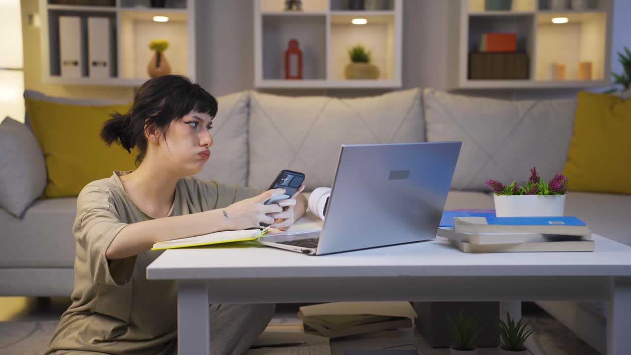 밤에 집에 있을 때, 화를 내는 젊은 여성은 짜증이 나고 전화 메시지에 변덕스럽습니다.