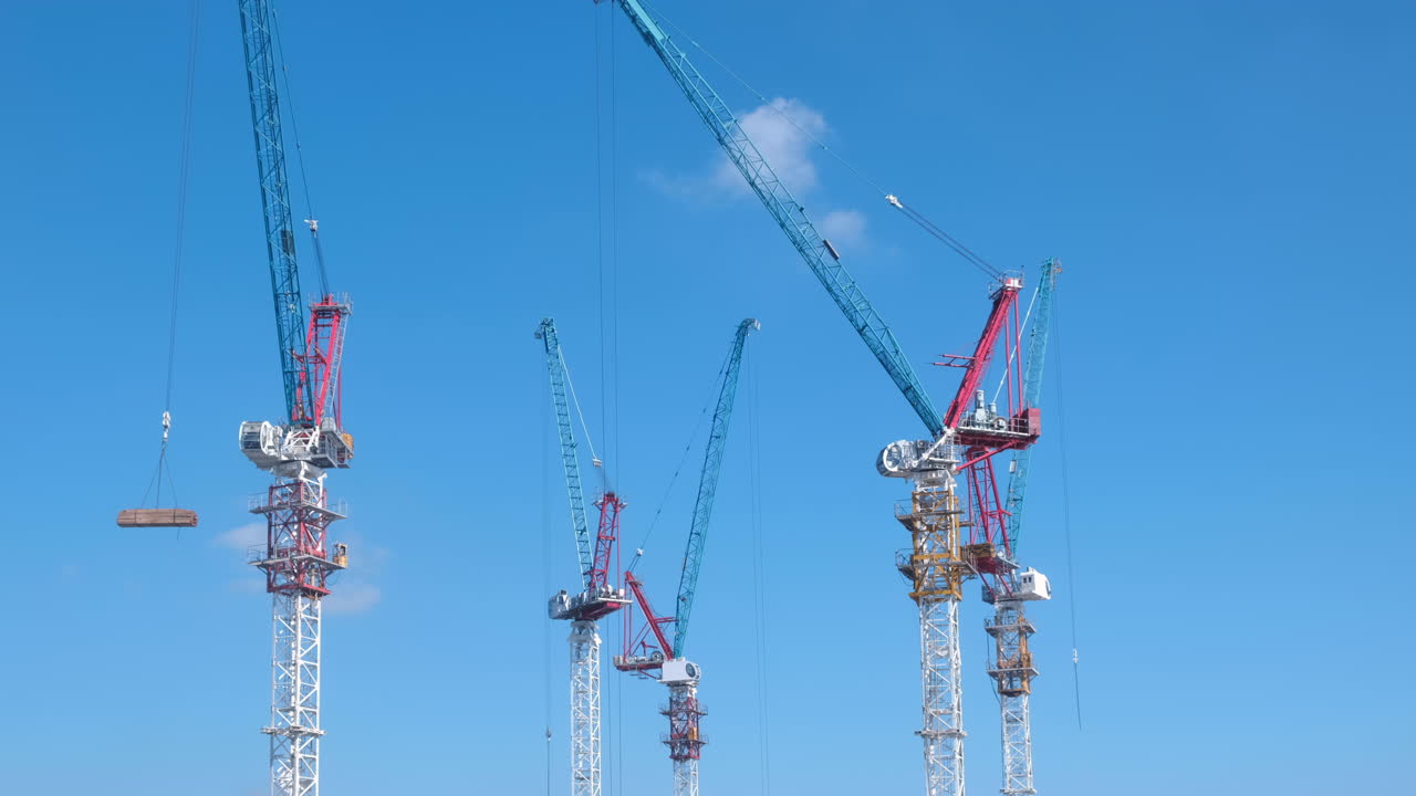 vista aérea de un gran sitio de construcción con grúas al anochecer