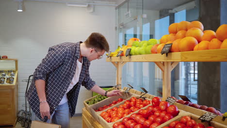hombre comprando frutas y verduras en una tienda de comestibles